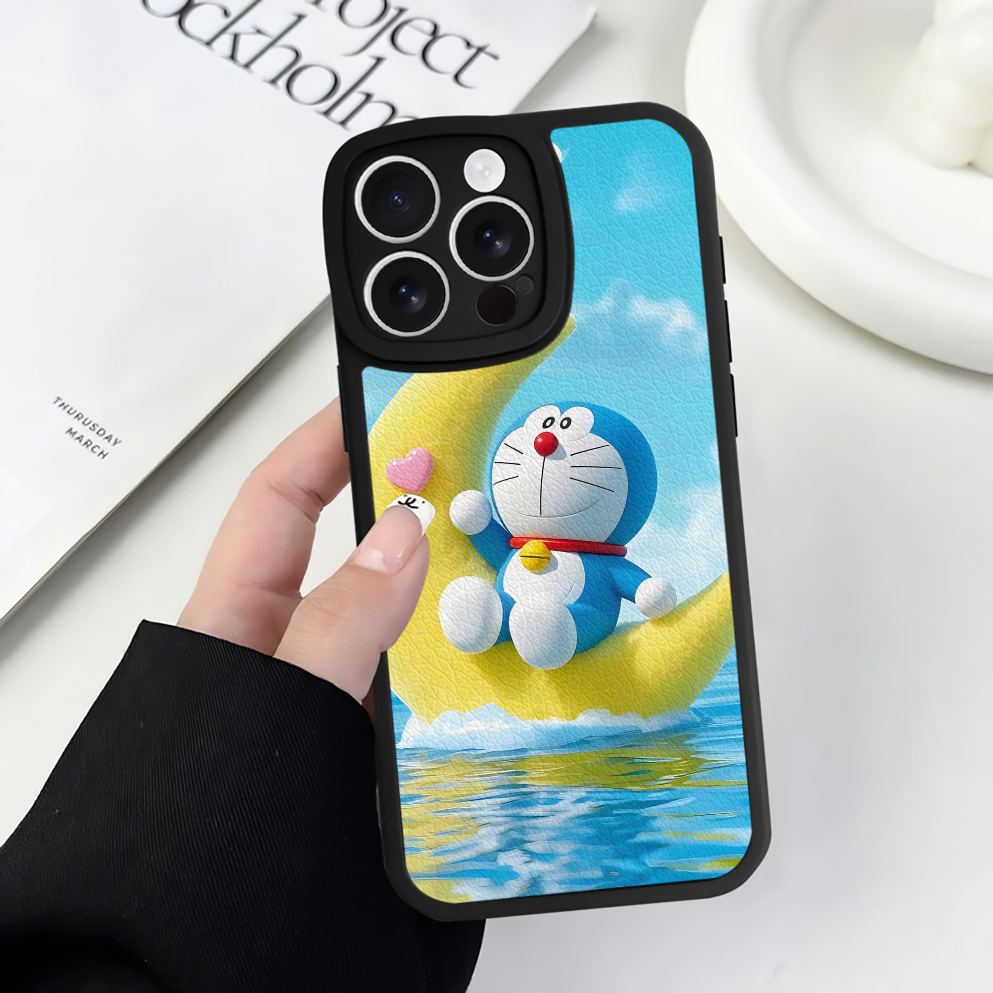 （画像用） ドラえもん Doraemon 【iPhone 16シリーズ対応】シリコンスマホケース（レザー調） 材質：シリコン